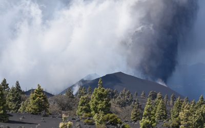 Volcano turismo en el volcán Tajogaite, La Palma, Canarias, España